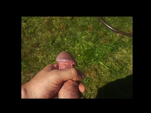 ❤️ Vroča lepotica dobi svojo rožnato pičko, ki jo jebe, in se zraven cmeri s curkom na poletnem vrtu ❤️❌ Porno na sl.elitemangas.top